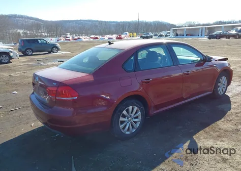 2015 Volkswagen Passat 1.8T Wolfsburg Edition z USA, uszkodzony, nr VIN 1VWAT7A35FC039300